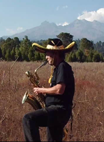 Matthias toca el Saxofón para la Mujer dormida -- www.jazz-digestivo.org